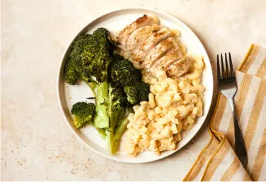 Cauliflower mac and cheese with roasted chicken and broccoli