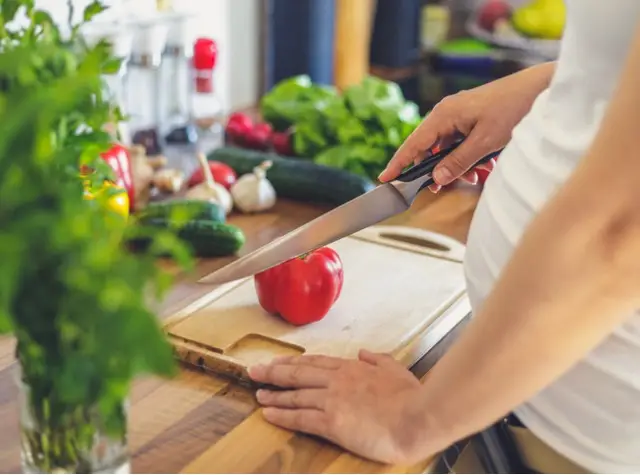 pregnant-woman-with-insulin-pump-preparing-healthy-food-in-the-picture-id1269113745
