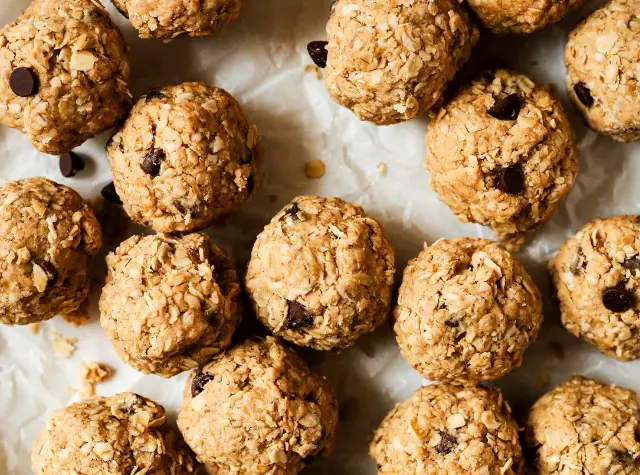 Chocolate chip energy balls